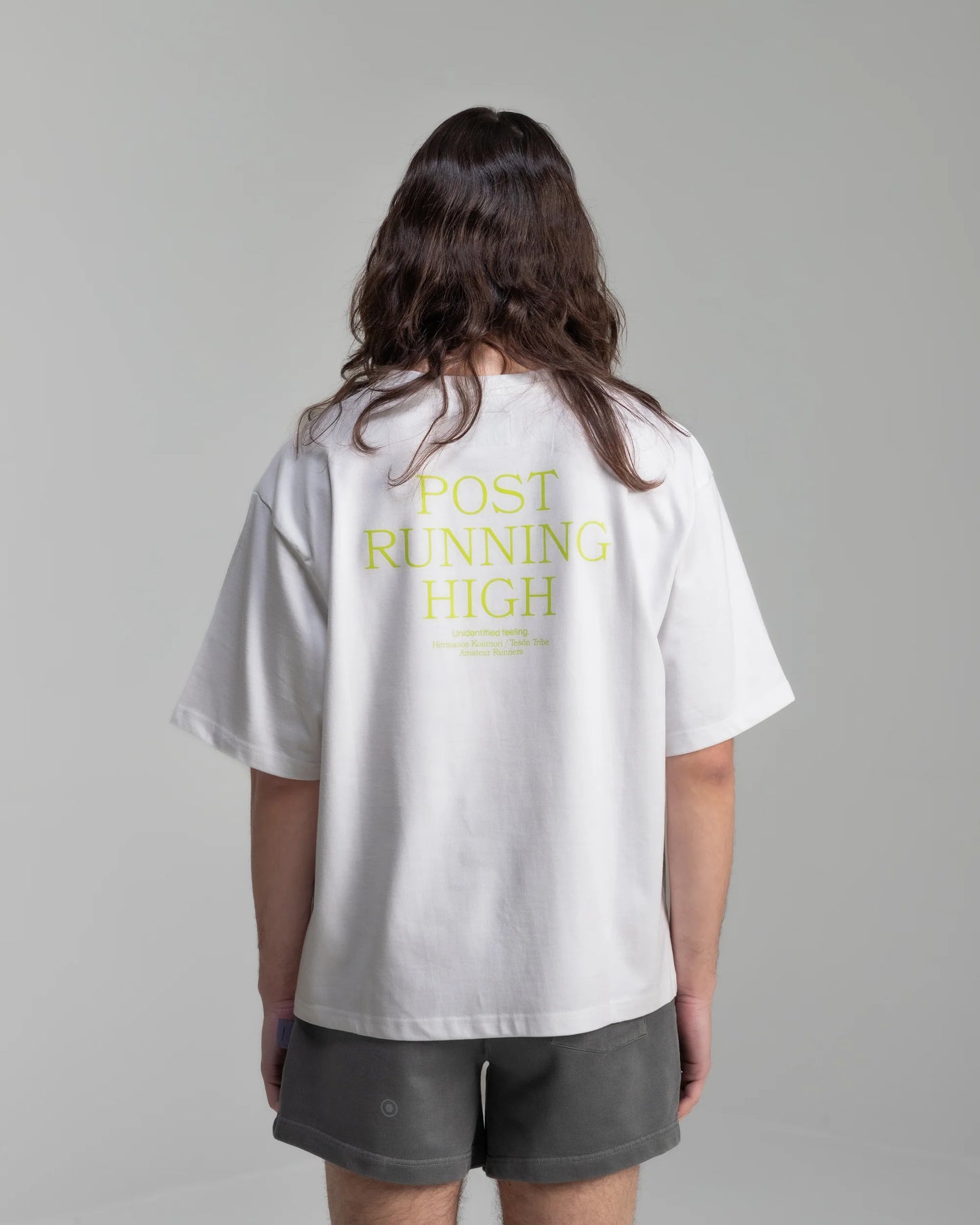 Hermanos Koumori Post Running High VOLT Camiseta blanca - Odda running
