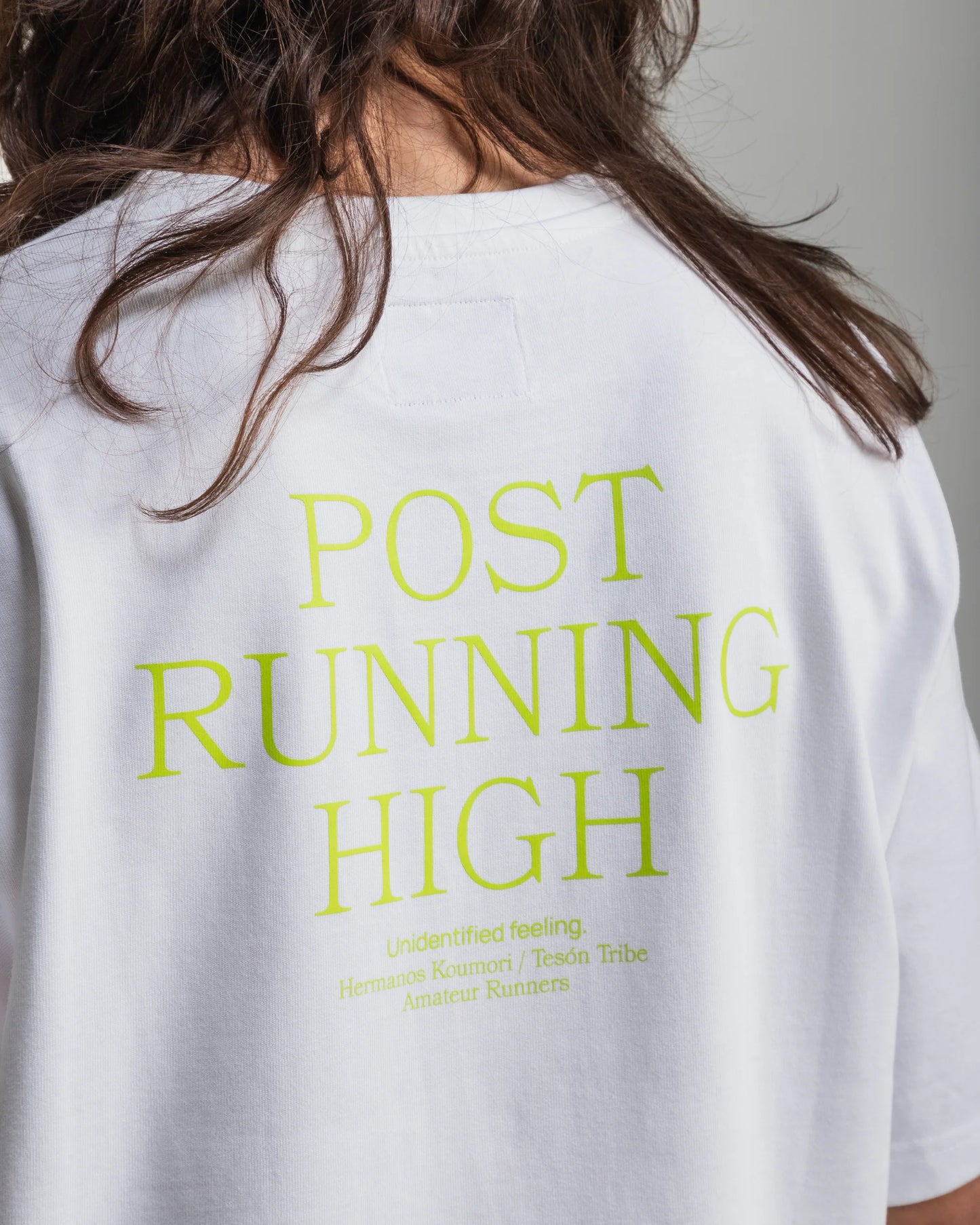 Hermanos Koumori Post Running High VOLT Camiseta blanca - Odda running