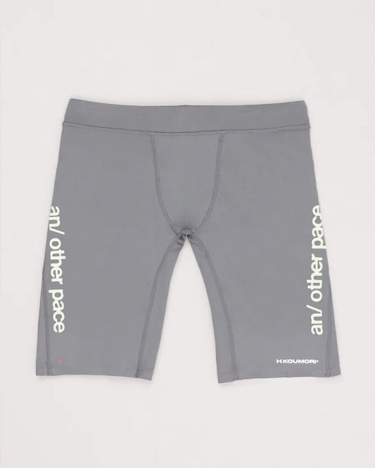 Hermanos Koumori  pantalón corto AOP - Training Tight Grey gris - Odda running